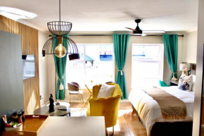 Yellow Couch Studio Apartment 1 KingBed